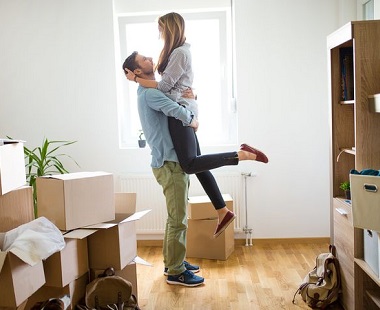 couple-packing-boxes-move