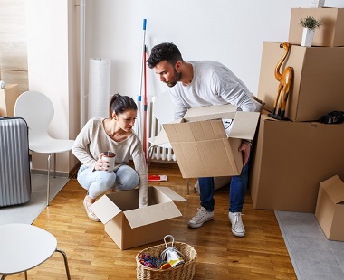 couple-packing-boxes-move